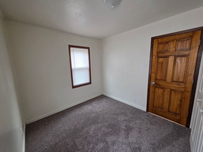 Building Photo - 806 Waverly Pl