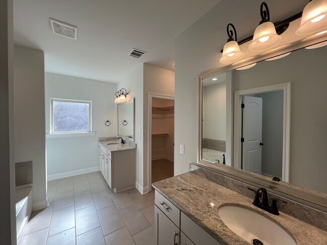 Building Photo - 9922 Stratford Dr