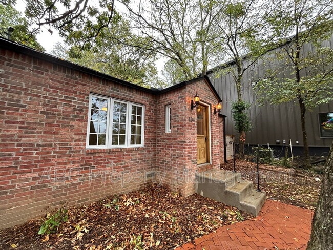 Building Photo - 604 E Huntsville Rd