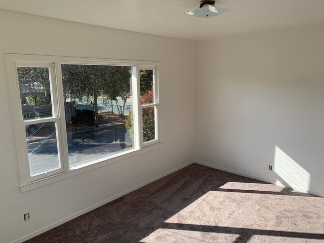 Building Photo - Great 2 bedroom upstairs standalone unit with garage