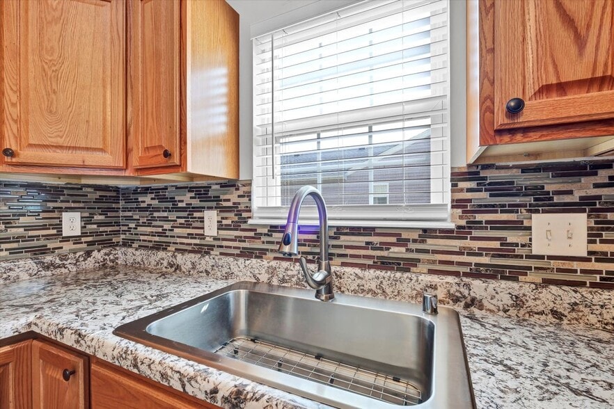 Building Photo - 204 Greenleaf Dr