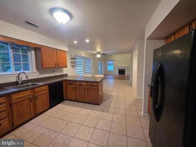 Building Photo - 138 Persimmon St