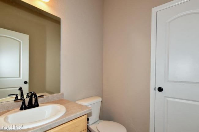 Building Photo - 704 Finch Dr