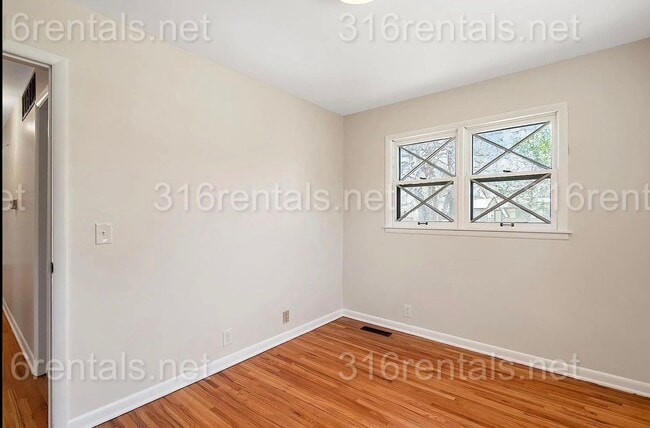 Building Photo - $1795 - 4 bed 2 bath - Single Family Home