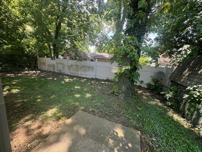 Building Photo - MT HEALTHY - Simple ranch living 3 bed 1 bath