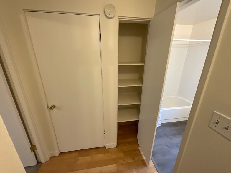 Building Photo - 935 N 85th St