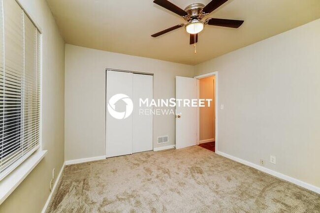 Building Photo - 3 Bedroom Pet-Friendly Home in COLUMBUS, OH with Main Street Renewal