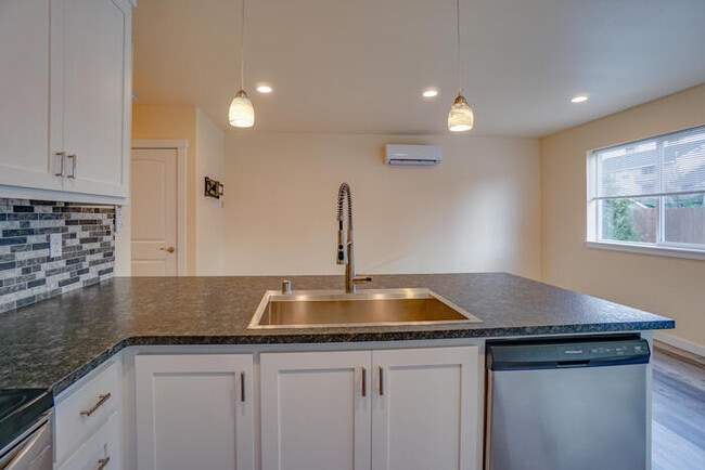 Building Photo - 11215 NE 23rd St