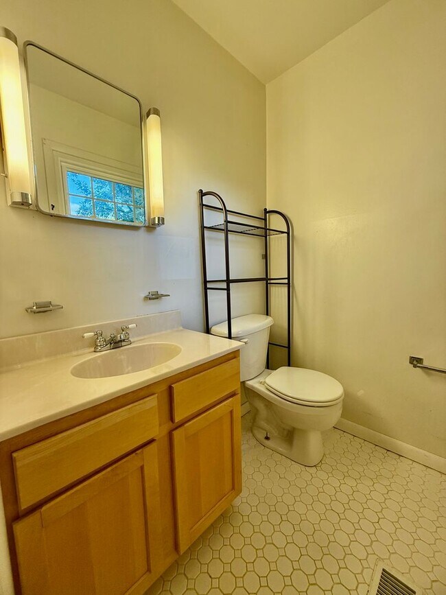 Building Photo - AVAILABLE NOW AUGUST 2025.  MONTHLY RENT I...