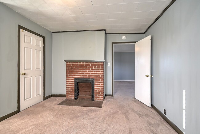 Building Photo - 1408 W College St