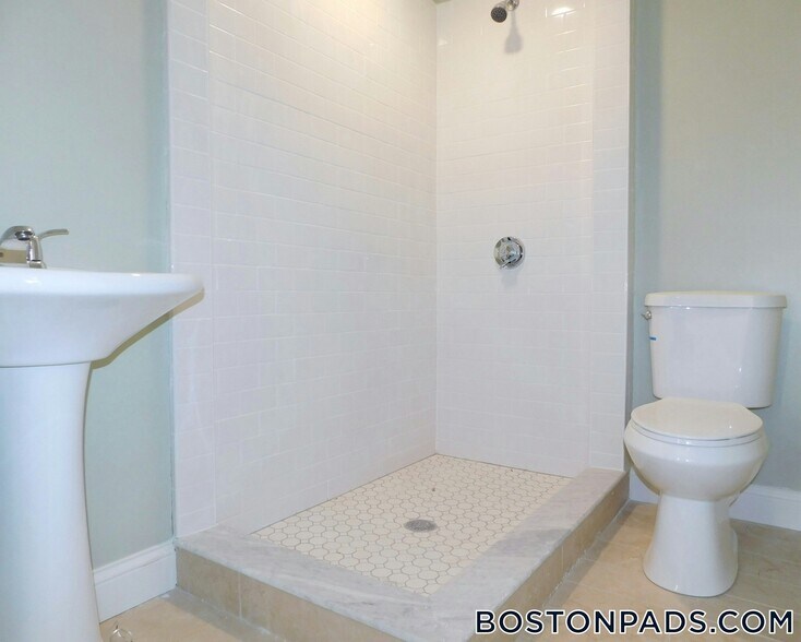 Building Photo - 10 Roxbury St