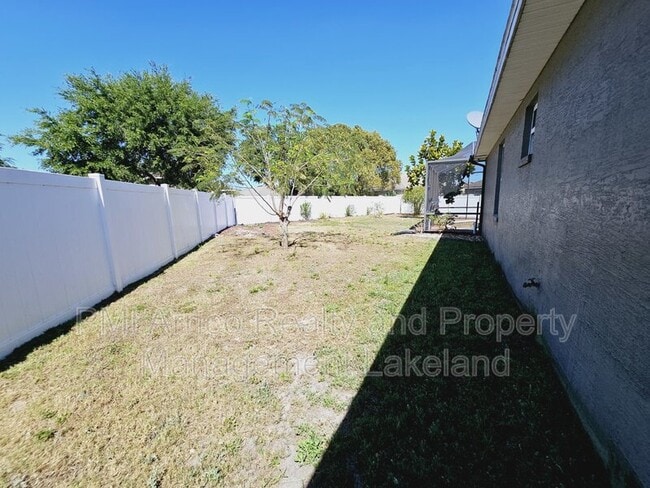 Building Photo - 1930 Saddlewood Ct