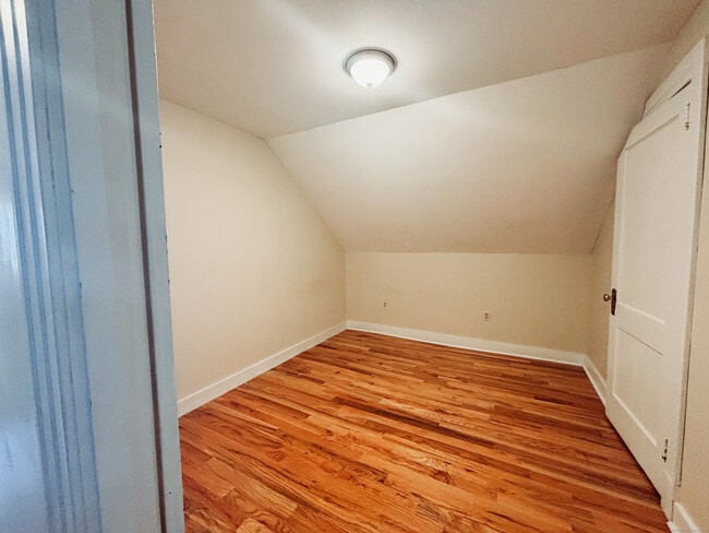 Building Photo - 62 Quaker Ln S