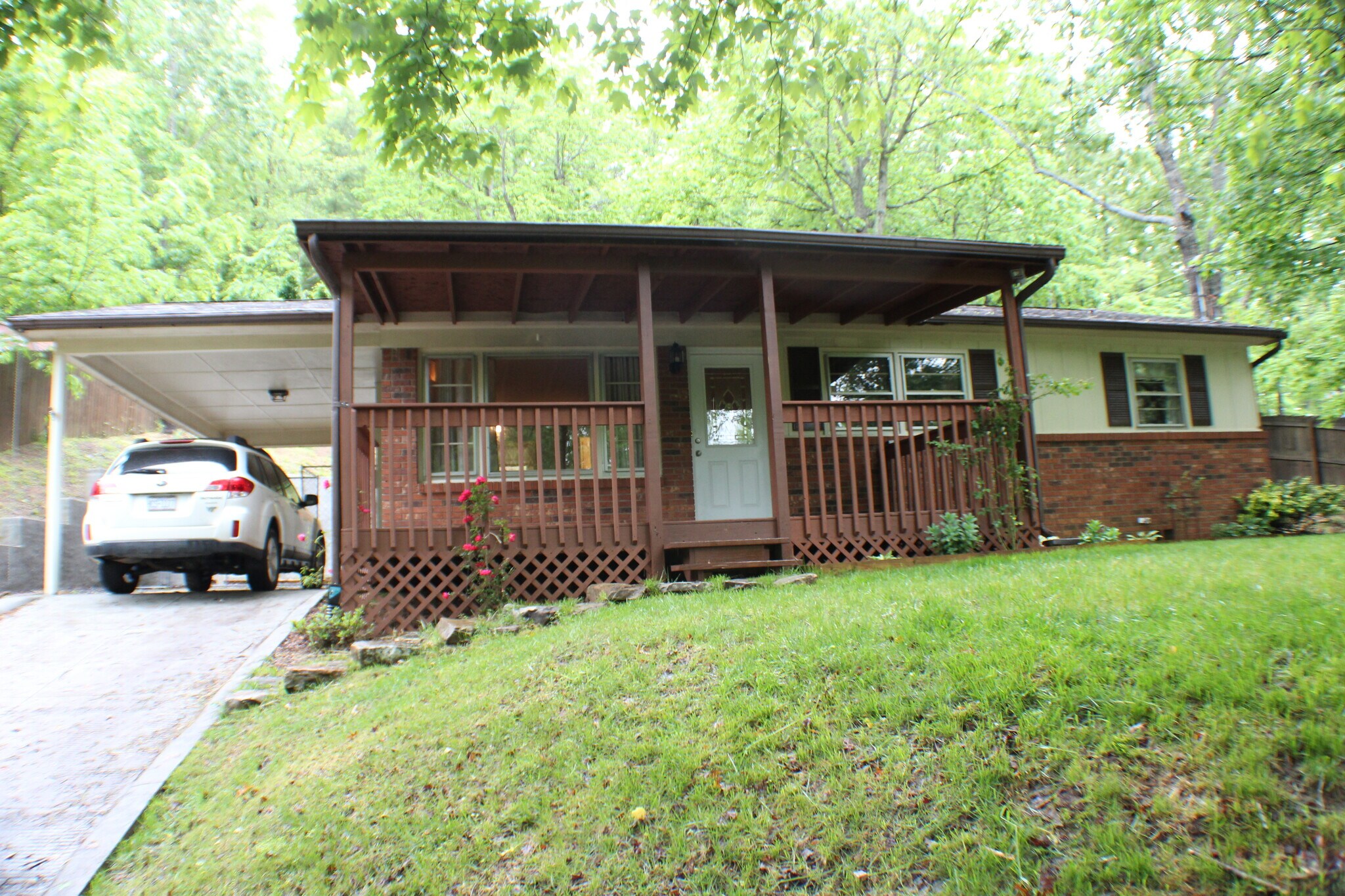 Building Photo - 216 Pine Hill Dr