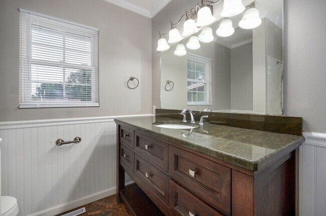 Building Photo - 2137 E Madison St