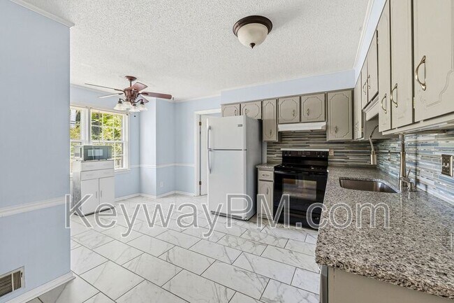 Building Photo - 792 Greenwood Dr