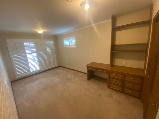 Building Photo - 3 Bedroom House in the Garden District
