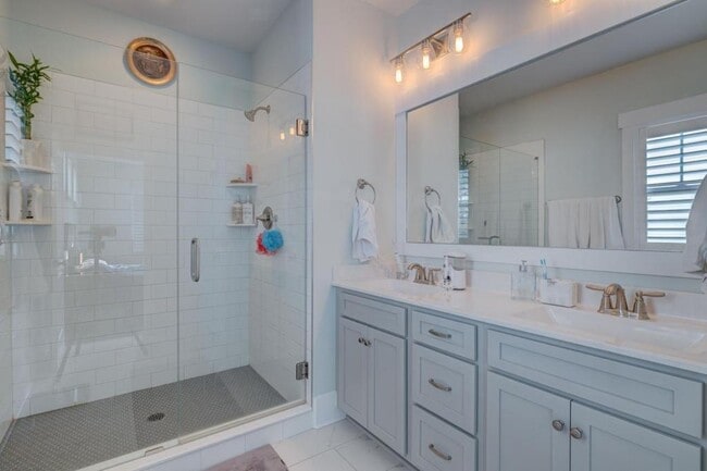 Building Photo - 1817 Bungalow Row