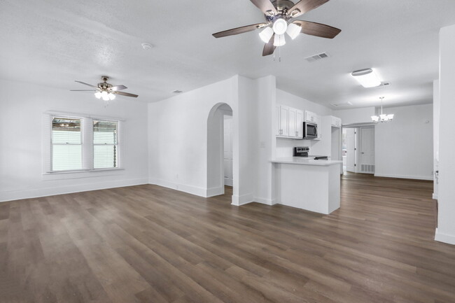Building Photo - "Charming 3-Bedroom Sanctuary on Buckingha...