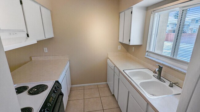 Building Photo - 1000 Lake of the Woods Blvd