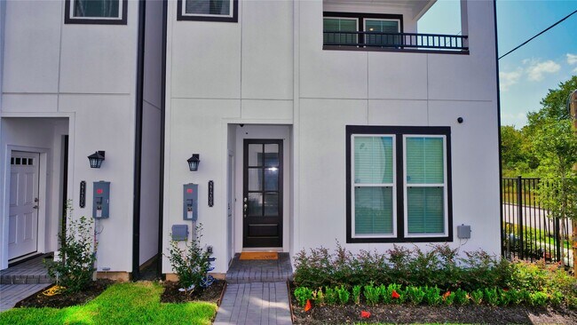 Building Photo - 2720 Grand Fountains Dr