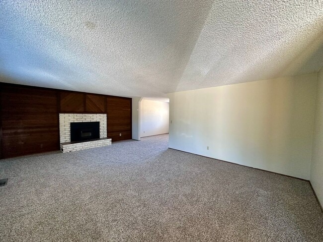 Building Photo - Four Bedroom Charmer!