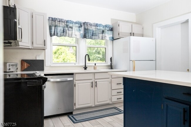 Building Photo - 15 Blakely Ave