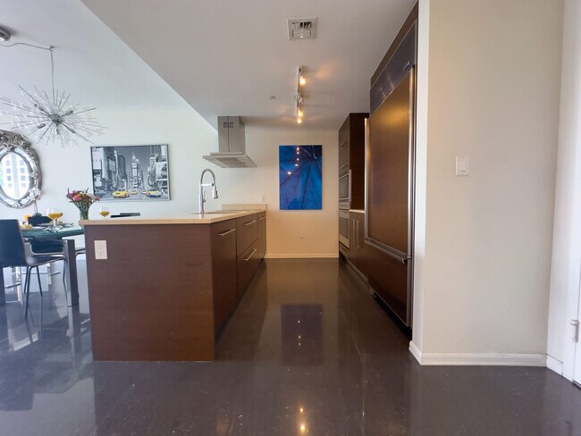 Building Photo - 485 Brickell Ave
