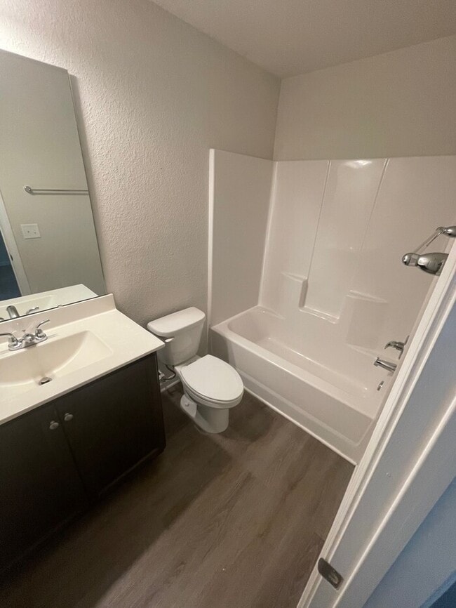 Building Photo - 2 bd 2.5 ba Townhouse