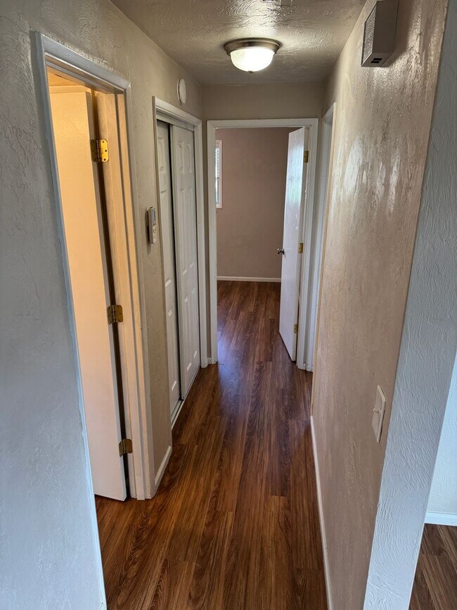 Building Photo - Updated 2 bed 1 bath duplex in Springfield!