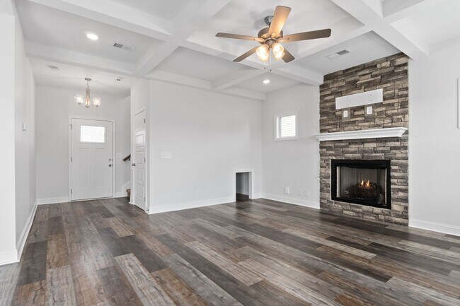 Building Photo - Pet Friendly Three Bedroom!