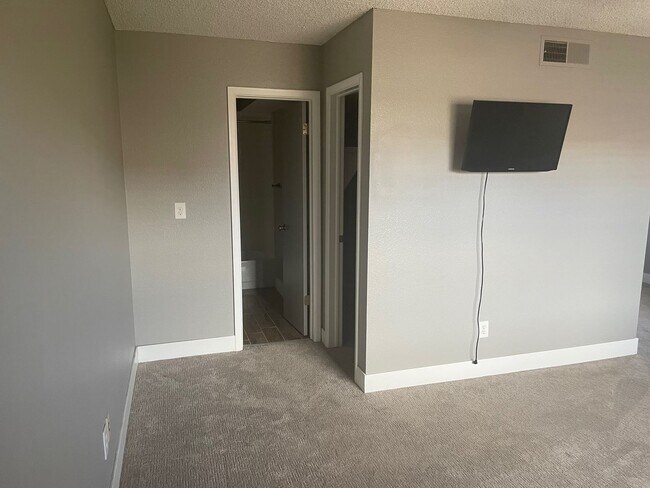 Building Photo - South Denver, 2 bed 2.5 bath Townhome, 2 Car Parking, Close to Light Rail