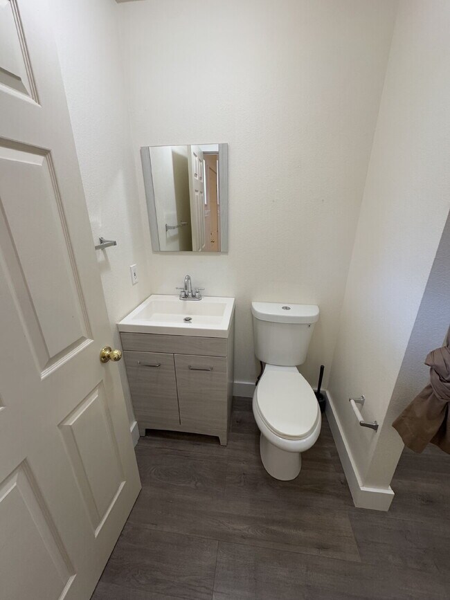 Building Photo - 2 Bedroom Condominium