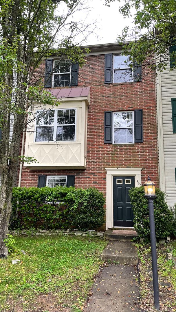 Building Photo - 4 Bed Townhome in South Stafford