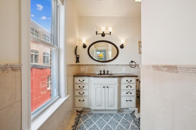 Building Photo - Stunning 3BR+, 3.5BA Capitol Hill Home wit...