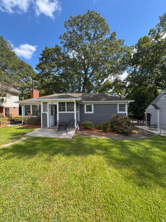 Building Photo - Charming 2-Bed Bungalow Near Downtown Gree...