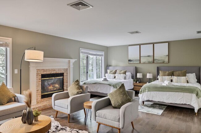 Building Photo - 321 Museum Village Rd