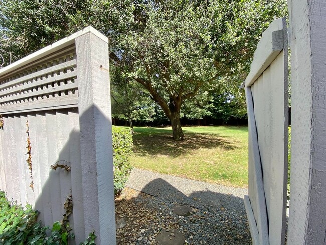 Building Photo - Updated 2 Bed 2 Story Napa Valley Club Con...