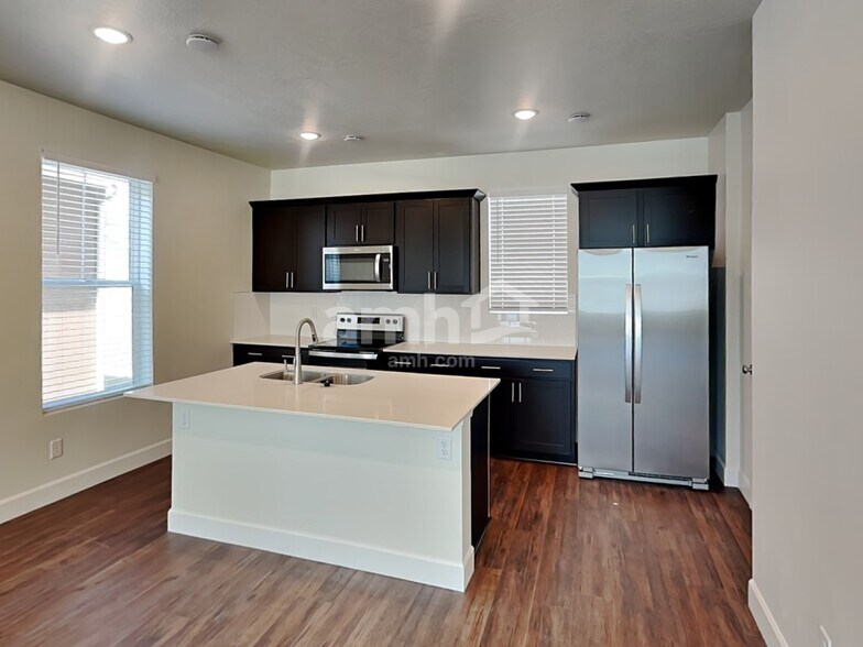 Building Photo - 11091 S Blue Bayou Dr
