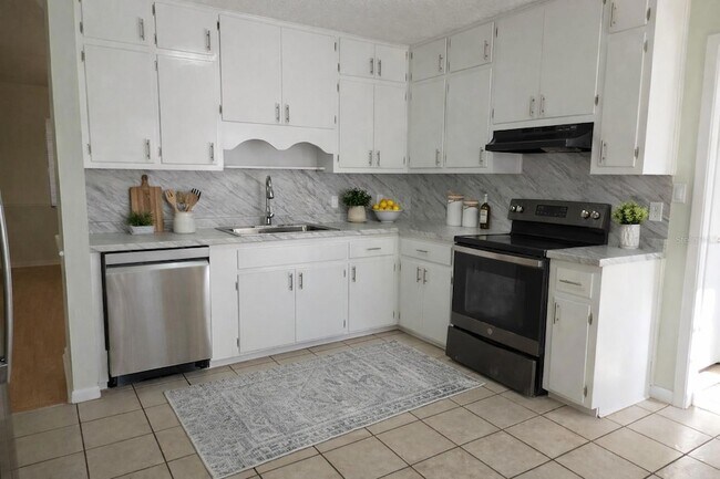 Building Photo - 17026 FL-54