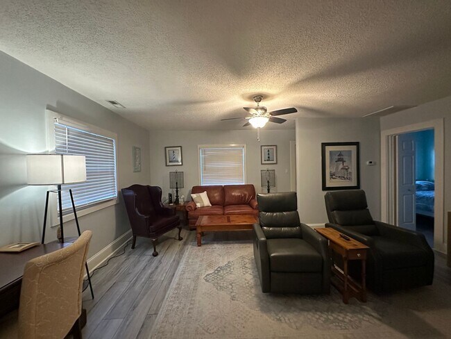 Building Photo - Updated 2 Bed 1 Bath Duplex