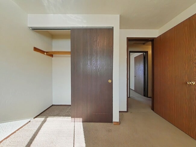 Building Photo - 2 Bedroom Townhouse ~ Close to Downtown