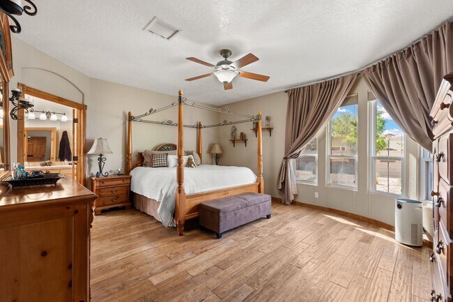 Building Photo - Rio Rancho Gem - Stunning 4-Bedroom Home –...