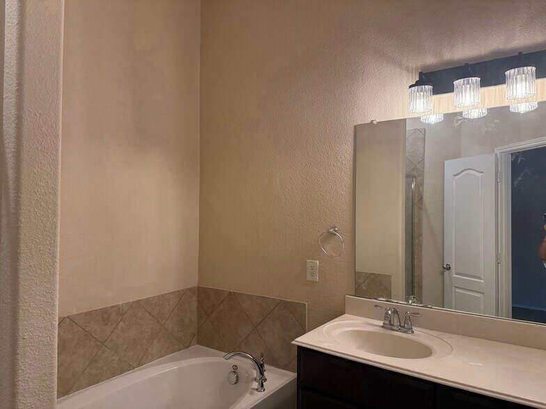 Master bath - 333 Phoebe Dr