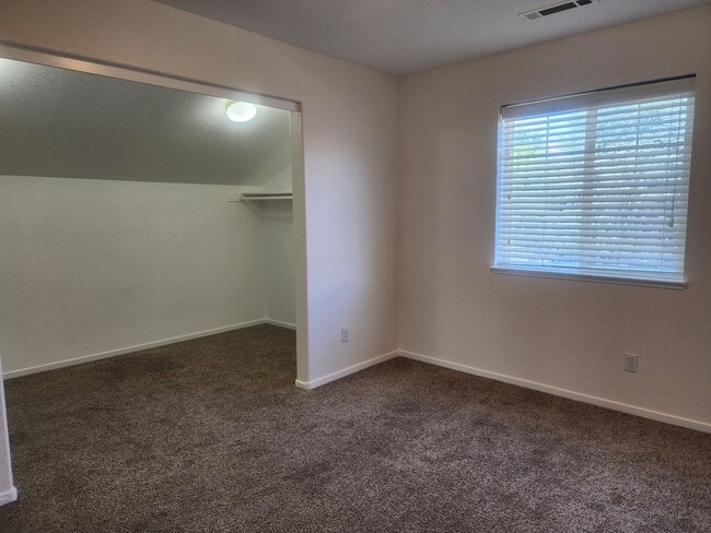 Building Photo - Cute 3 bedroom, 2.5 bath two story home wi...