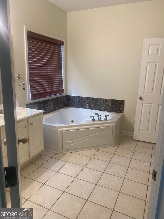 Building Photo - 539 Greyhawk Way