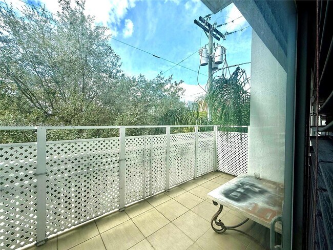 Building Photo - 498 SW 2nd St