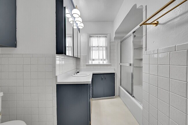 Building Photo - $2,300.00 - 2 Beds, 1 Bath, Single Family ...