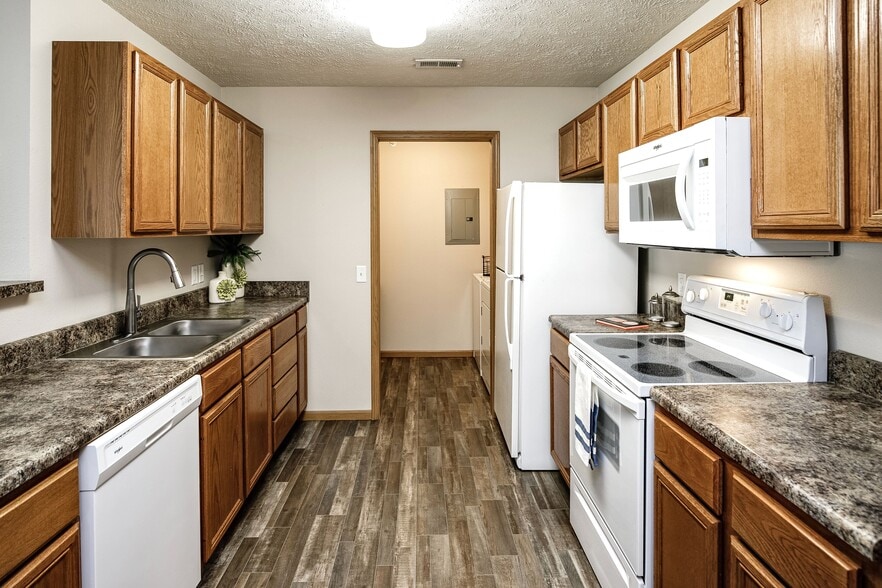 Building Photo - Standing Bear Lake