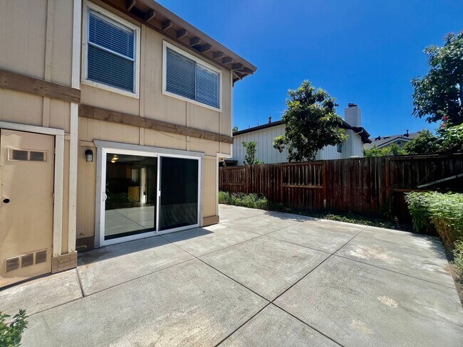 Building Photo - Duplex available in Little Saigon!